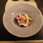 クッチーナ - ◯柿のカプレーゼ
      和歌山県の紀の川柿と
      上にはイタリアのストラッチャテッラ
      というチーズを載せてカプレーゼにされてる
      との説明