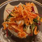 クッチーナ - 塩味が付けられていて香ばしいカリッとした
      タップリで温かな桜えびのフリット
      
      新鮮なサラダには苦みもある野菜もあって
      これがあることにより味わいが締まっていい感じ