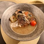 クッチーナ - 白ワインとオリーブオイル、塩コショウの味わいで
      煮られているであろうアクアパッツァのスープ
      
      クエは身が締まってる感があり
      旨味もタップリとある印象
      
      この中でプチトマトの爽やかさが際立つ