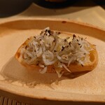クッチーナ - 焦がし味を付けてるしらすにフランスパン
      チーズの旨味がして一口で楽しめる美味しい味わい