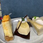 Nishikiya - 左から、紅玉りんごのシプースト550円、檸檬600円、ハーモニー540円。どのケーキも造形も味も素敵です。奥の喫茶スペースも満席なのも納得。