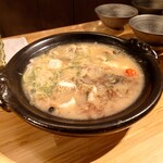 クッチーナ - ◯クエのアクアパッツァ
      アクアパッツァという南イタリアの料理をアレンジ
      鍋にしてみました
      
      トマト、ブラックオリーブ、白ネギ
      クエの胃袋、内蔵も入っています
      
      信州の豆味噌を少し入れています
      との説明