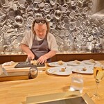 クッチーナ - シェフが地鶏味わい香草パン粉を切られてる