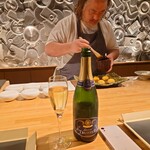 CUCINA - ◯ノンアルコールスパークリングワイン
      ■ローラン トリュフィ 750ml となる
      酸味爽やかで甘さは普通な感じ
      ぶどうの味わいが深みある味わい