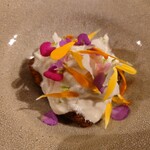 クッチーナ - 甘味シッカリな柿と
      鮮やかな色合いと爽やかな味わいのエディブルフラワー
      
      ブッターラを切った時にドバドバっと出てくる
      一番いいい所のストラッチャテッラが使われている