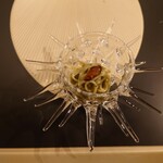 クッチーナ - ◯冷たいパスタのエンジェルヘアー
      冷たいバジルのパスタで
      上には北海道余市のウニが載ってるとの説明
      
      『エンジェルヘアー』と呼ばれる
      天使の髪のように細いパスタが使われている