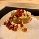 クッチーナ - タルタルソースの味わいだけかと思いきや
      料理の下の液体が醤油な味わいがして
      マヨネーズの味わいと混ざって面白い❕
      砂糖、紹興酒、醤油が後から出てきて味変となり
      これは大どんでん返しな味わいで旨いぞっ❕