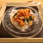 クッチーナ - ◯桜えびのフリット
      今静岡で秋の桜えび漁が1〜2週間だけ行われてて
      その桜えびを狙って取り寄せ、フリットにされてる
      下にはいろいろなサラダ、ハーブ❔が添えられている
      との説明