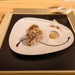 クッチーナ - ◯地鶏
      香草パン粉で焼き上げてる地鶏
      今日は茄子の含め煮で
      ブイヨンと一緒にトマトとオレガノでの味付け
      黄色いのはフランスのリヨン地方のマスタード
      黒いソースは熟成されてるバルサミコソース
      との説明