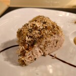 クッチーナ - 今回は炭火焼のスモーキーさは判らなかったけれど
      上には香草パン粉が載せられててサッパリ感を加えられ
      断面に見える肉汁が
      ジュンワリ、ジューシーさのある焼き方だった