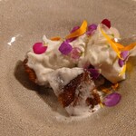 クッチーナ - ストラッチャテッラは
      モッツァレラチーズの味わいもありながら
      サッパリ感と旨味感のあるミルキーさもある美味しさ
      
      下には爽やかな味わいのオリーブオイルが敷かれていた