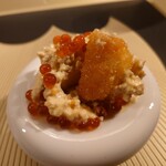 クッチーナ - 爽やかで美味しいタルタルソースの中から
      刻んだいぶりがっこのスモーキーな味わいが
      顔を出してきて思わず
      『おお〜っ❕』と唸ってた
      イクラは当然高級な甘味旨味のある品で
      組み合わせの妙が面白くて美味しい