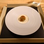 クッチーナ - ◯スズキのパイ包み
      天然のスズキをパイの中に入れて焼き上げました
      ソースはブールブランソースで
      白ワインとバターミルクで作られたソースです
      との説明