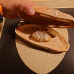 クッチーナ - 蓋をあけると
      
      ◯しらすのブルスケッタ　が入ってた
      
      愛知県の篠島のシラスを載せたブルスケッタとの説明