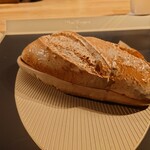 クッチーナ - プレートの上にパンが置かれて
      硬そうだけど面白そうなパンだなあ❔
      どんな味がするんだろう❔
      と思ってたらパンの形をした陶器の器だった❕（笑）
      本物にかなりそっくりだねえ❕