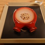 クッチーナ - ◯日間賀島のタコのリゾット
      チーズの厚みある味わいを
      強めな柚子の苦みと爽やかさで締められている
      
      その対比が面白くて美味しい❕