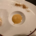 クッチーナ - フランスのマスタードはスッキリしてる酸味
      ワインビネガーも入ってる味わいかな❔
      
      辛味と複雑な味わいが面白いよねえ❕
      
      シャキシャキ玉ねぎが上に載せられていて
      食感もいろいろと楽しめた