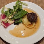 フォレストガーデン - forest garden ＠舞浜 ベイサイド・ステーション 3皿目 肉が詰まった鉄板焼きミニハンバーグ