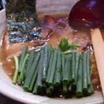 麺や 桜風 - 塩バラ肉チャーシュー麺にトッピングの小ネギ