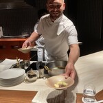 Beef Atelier うしのみや東京 - ポトフを配膳するマテウスさん