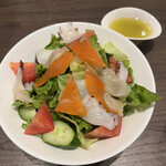 欧風カレー ガヴィアル - シーフードカレー１８５０円。忘れずにドレッシング別添えでお願いしました笑。サーモン、ホタテ、タコとシーフードたっぷりで、お値打ち感あるサラダです。