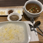 欧風カレー ガヴィアル - シーフードカレー１８５０円、辛口だと一層おいひい味わいです。じゃがいもとバター、ライスにチーズと、私の好みにピッタリです。