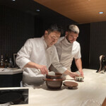 Beef Atelier うしのみや東京 - 土鍋ご飯の配膳