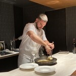 Beef Atelier うしのみや東京 - スペシャルパスタを取り分けるマテウス