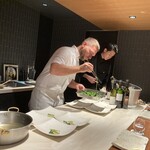 Beef Atelier うしのみや東京 - サーロインの付け合わせのカブを配膳するマテウスの真剣な眼差し！