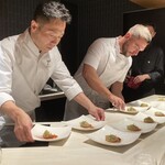 Beef Atelier うしのみや東京 - 餃子ラビオリを配膳する川原シェフとマテウス！