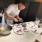 Beef Atelier うしのみや東京 - ヒレ肉の盛り付けをするマテウス