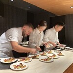 Beef Atelier うしのみや東京 - デザートを盛り付ける3人！とっても美しいです！