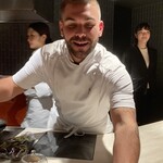 Beef Atelier うしのみや東京 - 餃子ラビオリを配膳するマテウス！