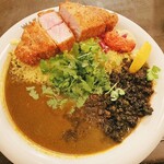 渡邊カリー - プレミアムとんかつカリー　とんかつはもちろん羊のキーマカリーも美味しい。