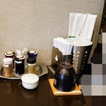 松の樹 - 卓上調味料たち