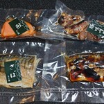 お弁当 ぎん香 - 左下：さば (300円)、右下：さば味噌 (300円)、左上：鮭 (400円)、右上：豚味噌焼 (480円)