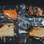 お弁当 ぎん香 - 左下：さば、右下：さば味噌、左上：鮭、右上：豚味噌焼 お弁当向けなので、普通の切り身の半分サイズだ。