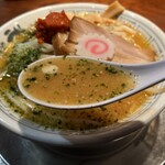 ちゃーしゅうや 武蔵 - ベースのスープは煮干しの効いた優しい味わい。青のりが磯の香りで良いアクセント