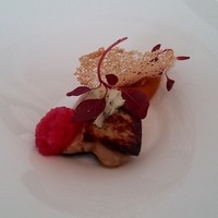 エスキス - フォアグラ　手前の赤はマグロ節と大根おろし，後ろはカボチャのクリームです