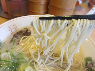 福芳亭 - 細麺ストレート　持ち上げ～。