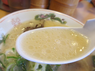 福芳亭 - 白濁した豚骨スープ。あっさりとした味わい～♪