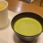 Kirinomori Kashikoubou - 新宮茶プリン煎茶(税込330円)
      宇治抹茶などのスイーツに比べると緑が淡い気がしますが、これは新宮茶の特徴なのかも
      プリンでも香り高いのは分かりますね