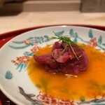 肉屋 田中 - 神戸牛の刺身いくらと卵黄ソース