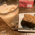 タイニーカフェ - アイスチャイ、バナナケーキ