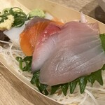 Tsukiji Shokudou Genchan - ちょい呑みセットのちょい刺盛り（キハダ、ハマチ、サーモン、イカ、カツオ？）