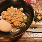 タイニーカフェ - 納豆丼煮卵付き、冷奴