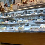 朝日堂 - 左下がオムレット！ショーケースの中にケースで陳列