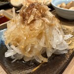 肉汁餃子のダンダダン - 玉ねぎサラダ