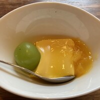 飛騨牛一頭家 馬喰一代 銀座 - マンゴープリンに柑橘系のソース シャインマスカット