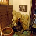 魚登久 - 入口にあった、仕込み水。